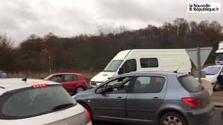 VIDÉO Des Pères Noël en Gilets jaunes bloquent l’accès sud à Blois [upl. by Lane595]