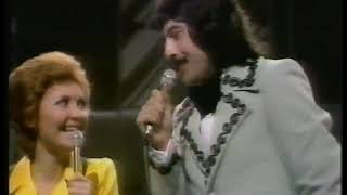 its lulu with Tony Orlando amp Dawn tie a yellow ribbon round the ole oak tree [upl. by Engedi]