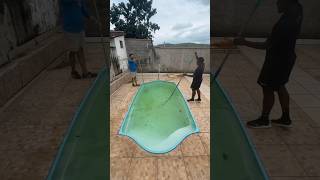 Limpeza de piscina verde satisfying fy piscinas pool satisfacao satisfy satisfyingvideos fyp [upl. by Eybbob]