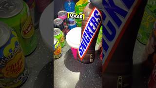 De magische beker vs Snickers – kun je er een slushie van maken spelen ijsjes slushy spel [upl. by Lemra713]