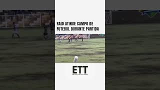 Raio atinge campo de futebol durante partida [upl. by Teodoor]