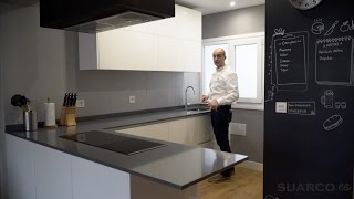 Video de cocinas modernas blancas abiertas al salon con perfil gola y encimera de silestone [upl. by Telocin]