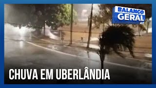 Após quase cinco meses Uberlândia anoiteceu com chuva  Balanço Geral Minas [upl. by Shiff]