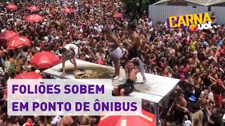 Carnaval no RJ Foliões sobem em pontos de ônibus durante o bloco Cordão da Bola Preta [upl. by Notxed]