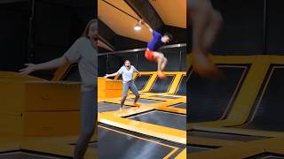 Dinge die man in einer Trampolinhalle NICHT machen sollte Teil 2 trampolin backflip funny [upl. by Aurlie]