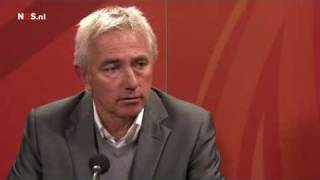 Bondscoach Bert van Marwijk aan tafel bij Jack van Gelder na Nederland  Uruguay [upl. by Desmond]