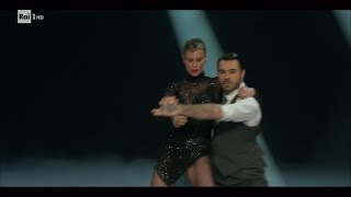 Il tango argentino di Federica Pellegrini e Angelo Madonia  Ballando con le Stelle 23112024 [upl. by Nurat]