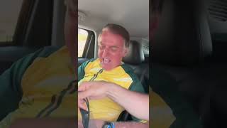 Bolsonaro mostrando o que carrega na sua mochila simples [upl. by Chaffinch772]