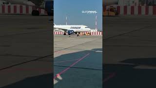 Alertă de securitate pe Otopeni o femeie cu copilul în brațe a fugit pe pistă după avionul pierdut [upl. by Chemash343]