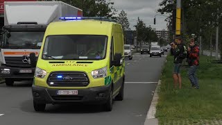 Ziekenwagen Ambulance Centrum Antwerpen Post Linkeroever met spoed over de Noorderlaan in Antwerpen [upl. by Roti41]