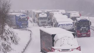 Verkehrschaos durch Winterwetter in Deutschland [upl. by Conner]