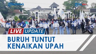 Ratusan Buruh Gelar Unjuk Rasa di Depan Kantor Bupati Karawang Tuntut Kenaikan Upah 10 Persen [upl. by Naillil362]