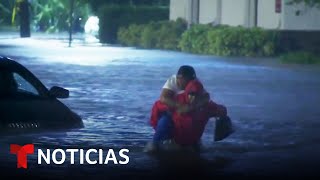 Reportero que cubría huracán Ian rescata a mujer en Orlando  Noticias Telemundo [upl. by Yelime]