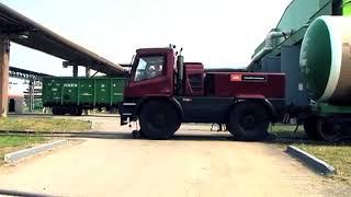 ТМВ2  Тяговый модуль вагонов Уралвагонзавод  Locotractor TMB2 Railroad shunting vehicle [upl. by Coleville]