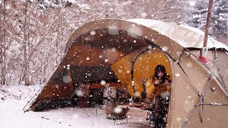 4K camping in the snow in the quiet mountains alone hearing snow falling in a relaxing shelter [upl. by Erminia640]