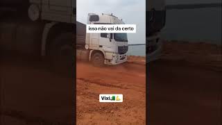 Balseiro pé de breque arranca com balsa e derruba Mercedes Axor bitrem dentro do rio [upl. by Tatiana905]