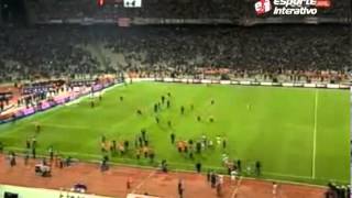 Felipe Melo provoca e torcida invade o campo [upl. by Auqenehs359]