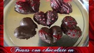 Fresas cubiertas de chocolate en forma de corazon para el dia de san valentin [upl. by Repsac]