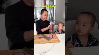 爸爸这样切火龙果，儿子直接上手了！Cute babyCute呆萌小米宝聪明宝宝萌娃 [upl. by Holds]