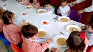 Mirad lo bien que comen vuestros niños en el comedor de Bambú [upl. by Aerdnna176]