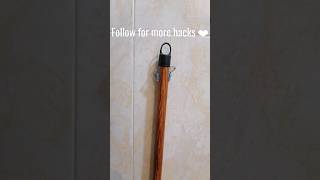 ازاي تثبتي العصايه بكل سهولة 🧹 diy homehacks lifehacks hack mom tips [upl. by Neelyahs]