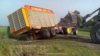 Silagewagen wordt vlotgetrokken [upl. by Llerehc606]