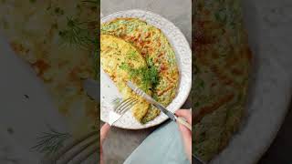 Omelette aux fines herbes  Omelette soufflée à leau gazeuse  Astuce de chef short shorts [upl. by Sudnak]