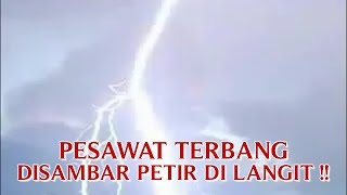 VIDEO ANEH TAPI NYATA quotPESAWAT TERBANG DISAMBAR PETIR DI LANGITquot ANEH DI DUNIA [upl. by Debi]