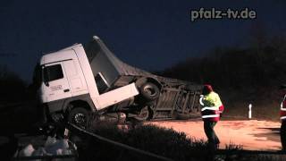 LKW Unfall auf der A 65 bei Edenkoben in Fahrtrichtung Neustadt [upl. by Lynnell]