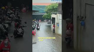 Motor bebek berenang di genangan banjir banjir hujanderas sekolah [upl. by Horowitz]