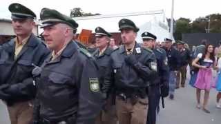 OktoberfestRundgang deutschitalienische Polizeistreife [upl. by Pallaten]