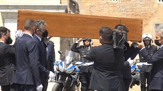 Funerali Raffaella Carrà il feretro arriva alla Basilica dellAra Coeli di Roma [upl. by Sherard587]