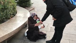 Obdachlose eine Freude an Weihnachten machen SOZIALES EXPERIMENT [upl. by Yodlem]