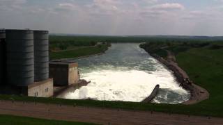 Garrison Dam Severe hydraulic Overflow from Missouri River 2011 [upl. by Calvinna]