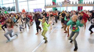 Новогодний флэшмоб в Аэропорту Домодедово  New Year flash mob at Domodedovo Airport [upl. by Aerda]