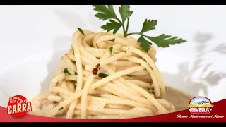 Spaghetti aglio olio e peperoncino su crema di pane dello Chef Carra  Divella [upl. by Oriane]