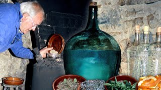 AGUARDIENTE artesanal a partir de vino y especias Elaboración en alambique tradicional  Documental [upl. by Eahs695]