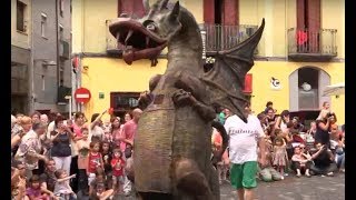 Cercavila del Drac el Gall i el Conill a Olot  Festes del Carme [upl. by Ahsineb]