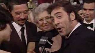 Oscar 2008 Canal con Javier Bardem en la alfombra roja [upl. by Aikemahs]