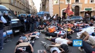 Attivisti di Ultima Generazione cercano di raggiungere Palazzo Chigi bloccati dalla polizia [upl. by Samot]