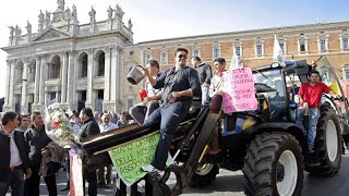 Italia gli agricoltori si preparano a entrare a Roma trattori alle porte della capitale [upl. by Alodi]