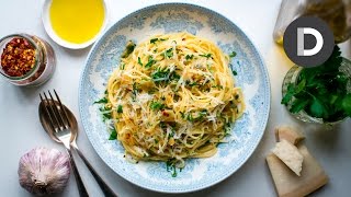 Spaghetti Aglio E Olio 5 Ingredient Pasta Recipe [upl. by Costanza]