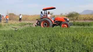 EAE ZAMORA Tractor Kubota M7040D con segadora [upl. by Reich814]