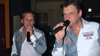 Duo Richard amp Wim zingen quotDe zwerverquot [upl. by Notyard]