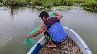 Pescando con una técnica de pesca con atarraya y cocinando un caldo delicioso [upl. by Suckram]