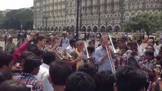 Das Bayerische Staatsorchester in Indien 2013  Blasmusik vor dem Gateway of India [upl. by Anirt]