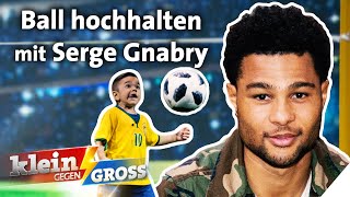 FußballChallenge 7jähriger Junge besser als Serge Gnabry  Klein gegen Groß [upl. by Yelsha425]