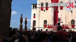 Gubbio la festa dei ceri 2012 il momento dellalzata [upl. by Airyt]