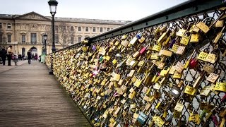 Moda dos cadeados em Paris pode derrubar pontes [upl. by Htebiram]