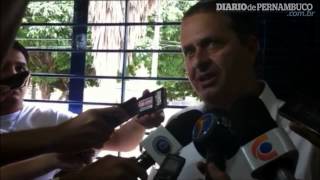 Geraldo Julio vota acompanhado de Eduardo Campos [upl. by Louanne]